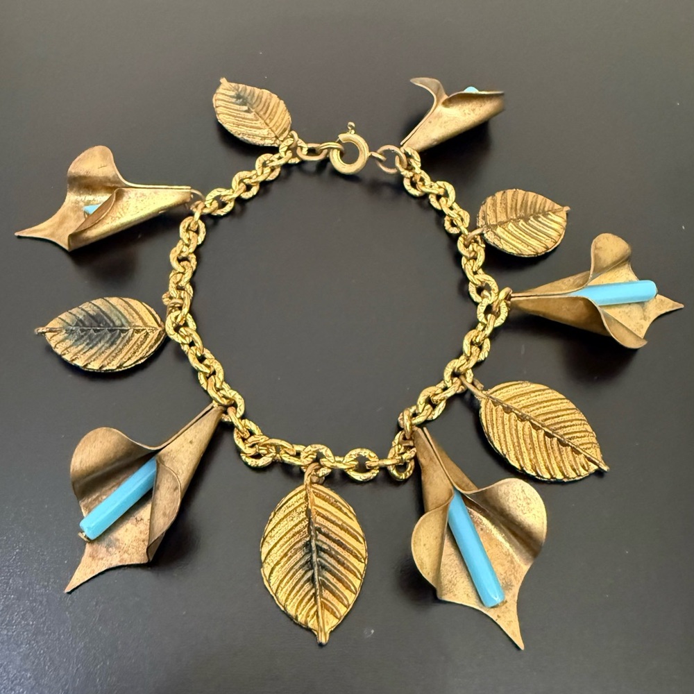 Vintage Unsigned Brass-tone Calla Lily Flowers And Leaves 7” Charm Bracelet 16g.